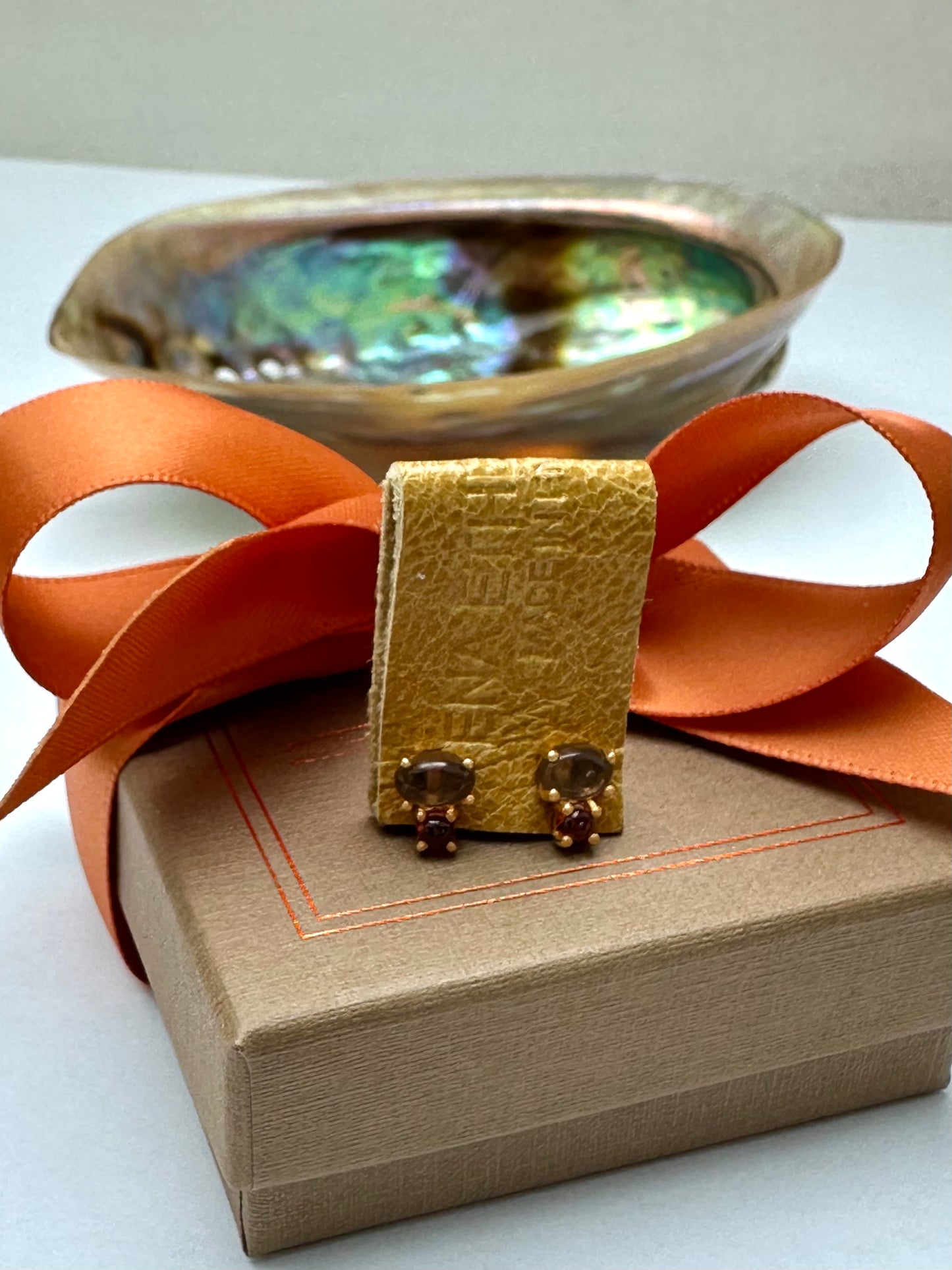 Røgkvarts og dybrød Granat Øreringe.