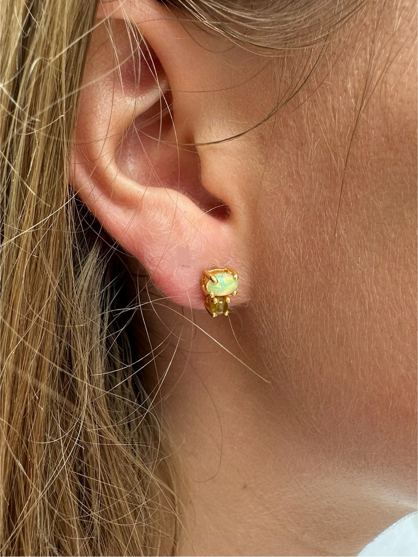 Øreringe med Opal og Gul Turmalin.