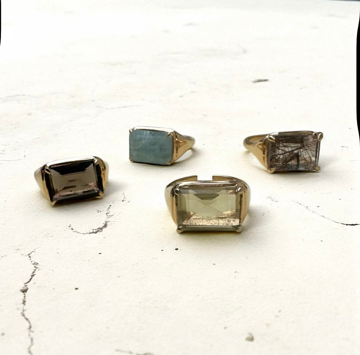 Minimalistisk Cocktail ring, vælg mellem 6 Krystaller.