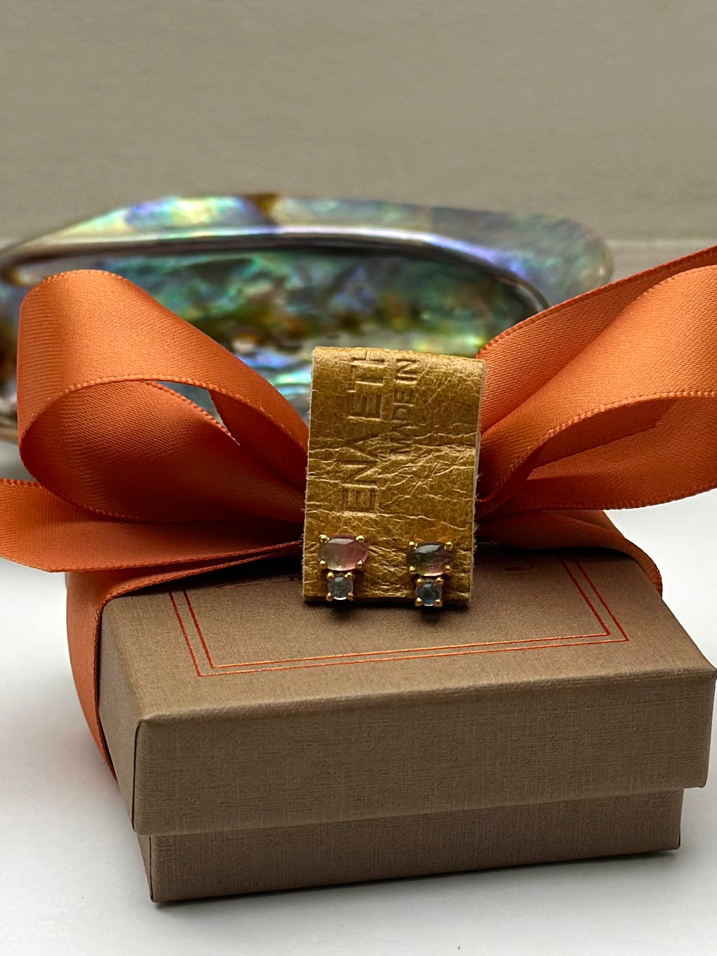 Bicolor Tourmaline øreringe – Sjælden skønhed i to farver.