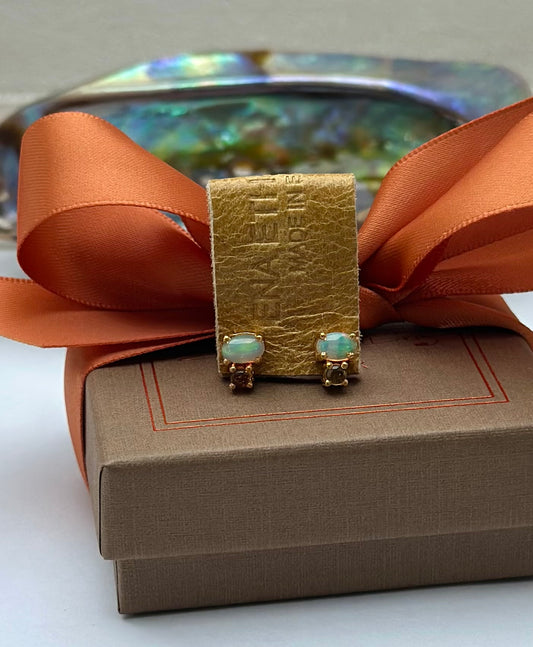 Øreringe med Opal og Gul Turmalin.