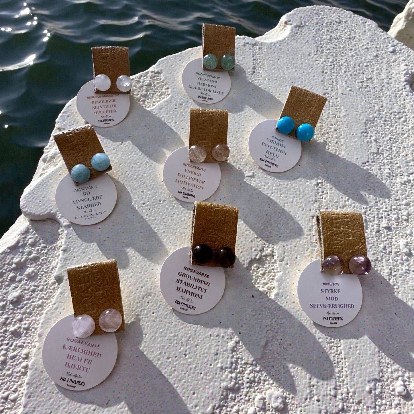 Øreringe med smukke Håndslebne Cabochon Ædelsten.