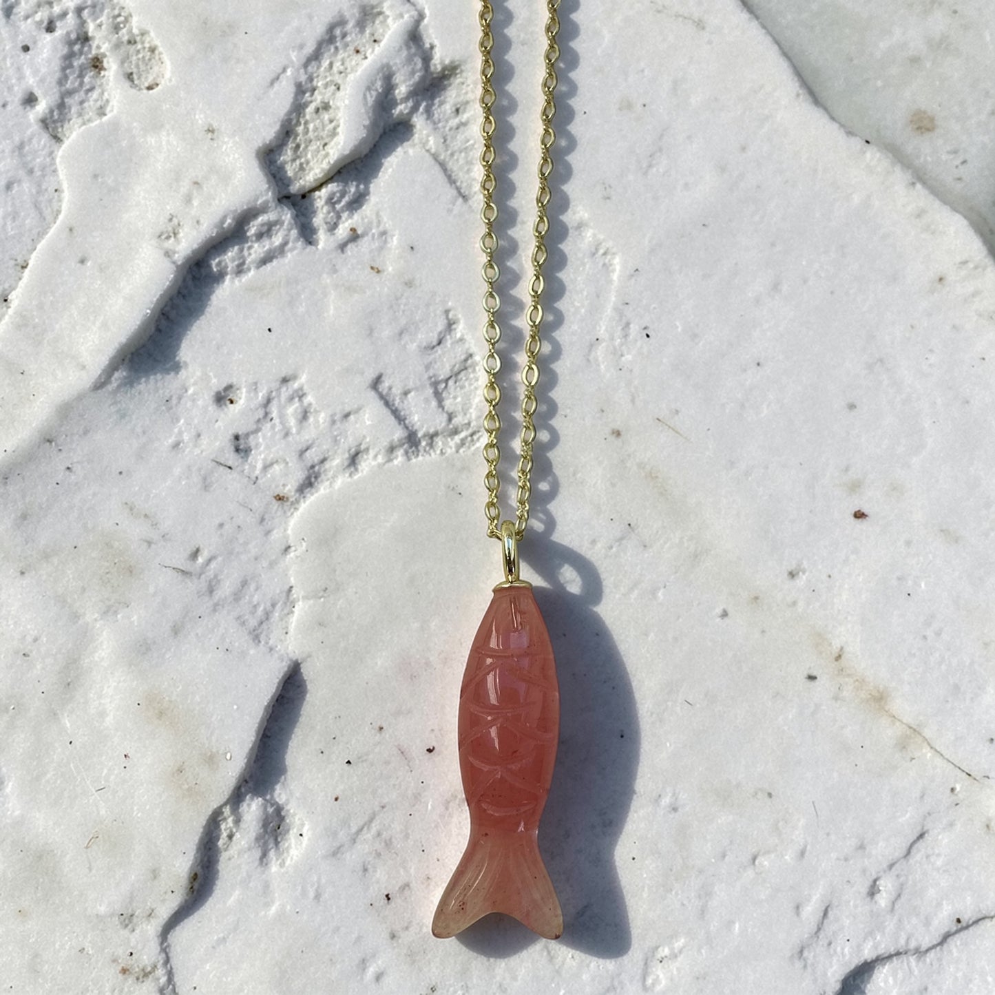 Fisken er et symbol på livets strøm. Vælg mellem Jordbærkvarts & Karneol.