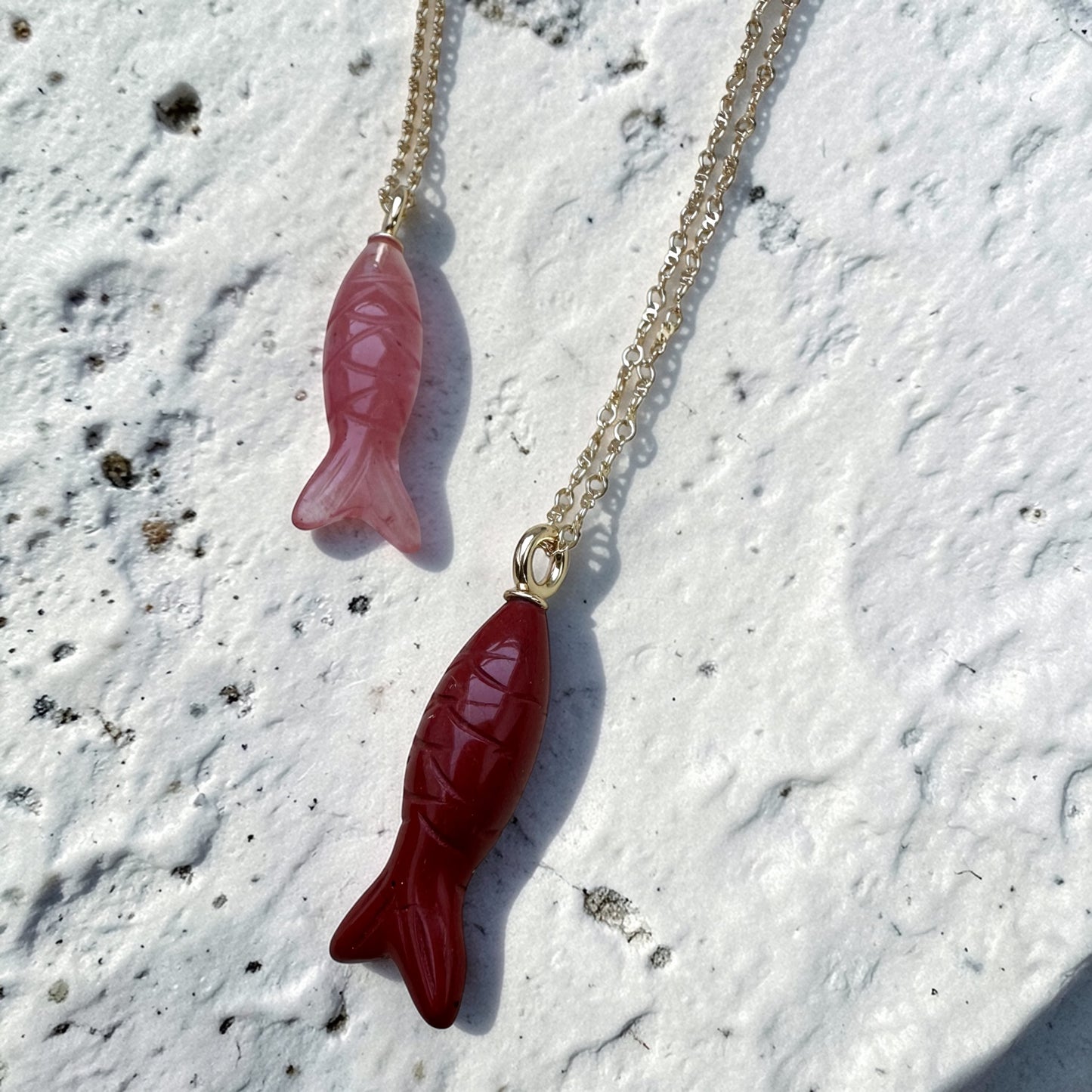 Fisken er et symbol på livets strøm. Vælg mellem Jordbærkvarts & Karneol.