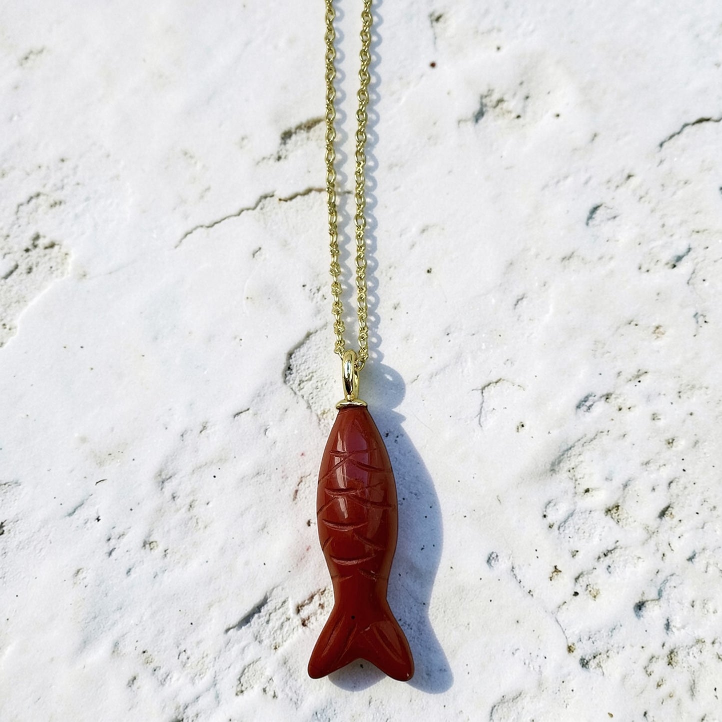 Fisken er et symbol på livets strøm. Vælg mellem Jordbærkvarts & Karneol.