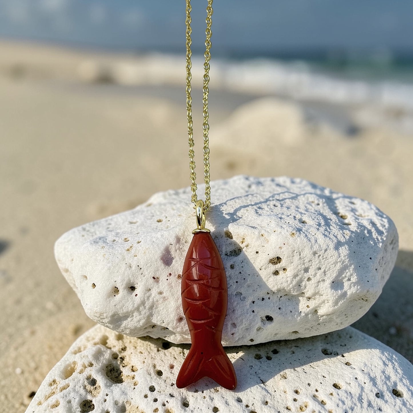 Fisken er et symbol på livets strøm. Vælg mellem Jordbærkvarts & Karneol.